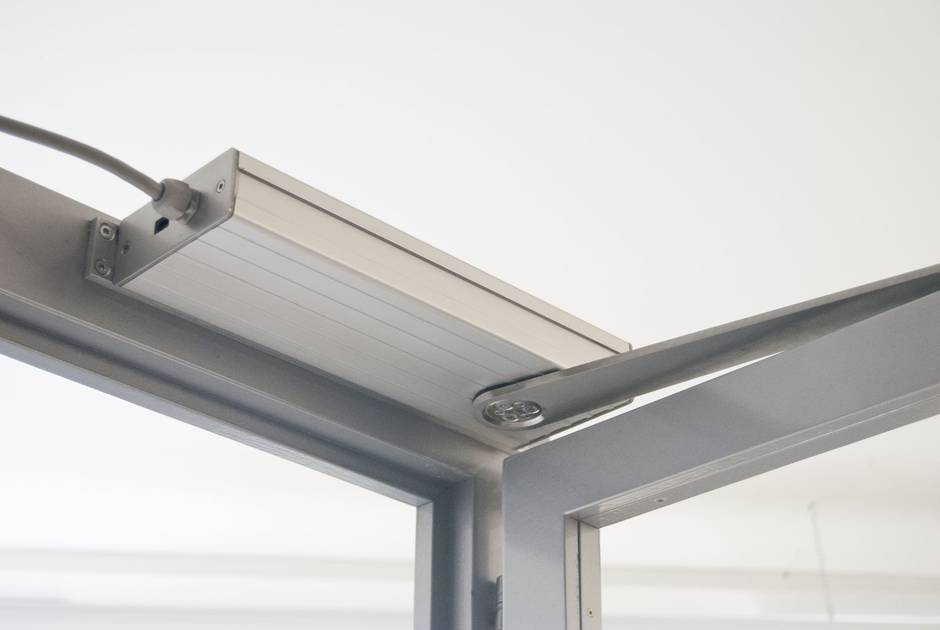 Moteur à bras pour exutoire de fumée